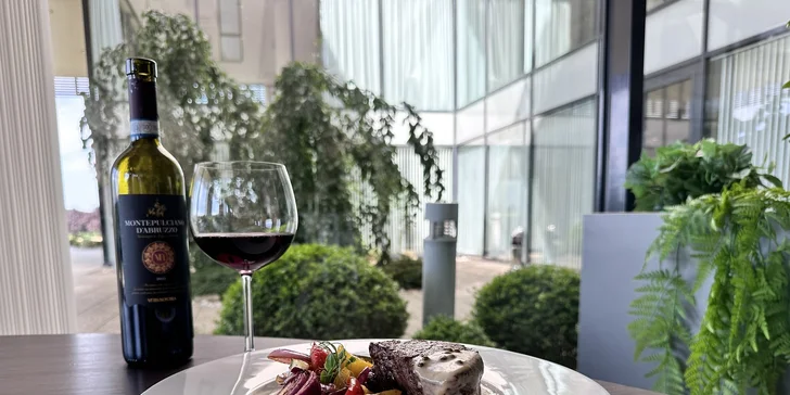 Každý den se odpoledne těšte na kávu podle výběru a vybraný zákusek v restauraci OBORA.