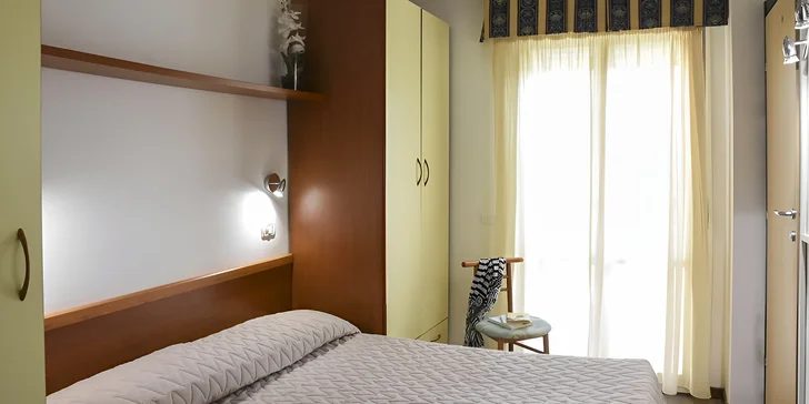 Ubytujete se v prakticky zařízeném pokoji se samostatnou koupelnou a balkonem.