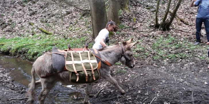 Skok nebo brodění přes potok si užijeme hojně...