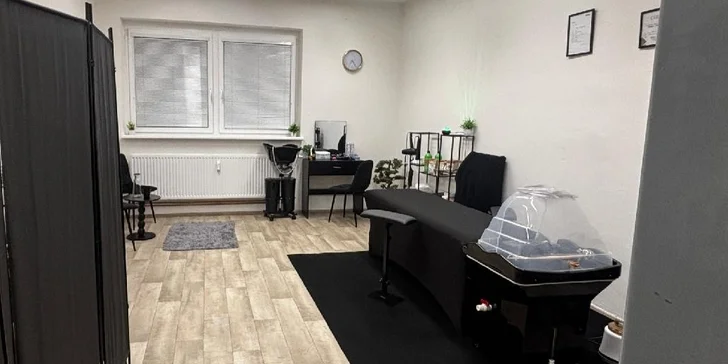 Studio najdete přímo u zastávky Chrást, ZŠ.