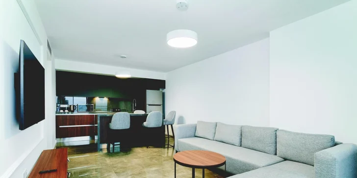 Vždy je tu klimatizace a také balkon. 