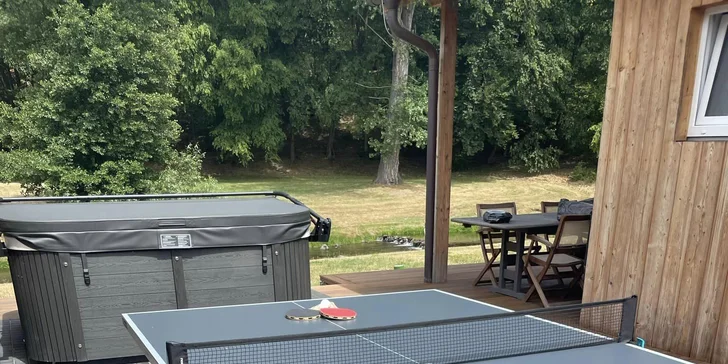 Pokud přijedete s dětmi, i ty se tu snadno zabaví – je zde trampolína, malé hřiště, houpačka a stolní tenis. 