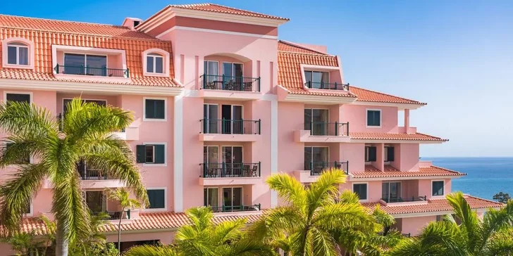 Některé pokoje mají balkon. 