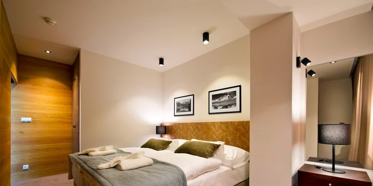 Double room je  moderná, útulná a elegantne zariadená izba. Skutočný odpočinok vám poskytnú posteľ a matrac značky KING KOIL vo veľkosti King Size, 
