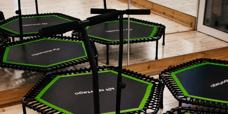 Povrch trampolíny imituje hladinu vody, optimálně tlumí nárazy a zaručuje tak správné zatížení spodní části zad a kloubů.