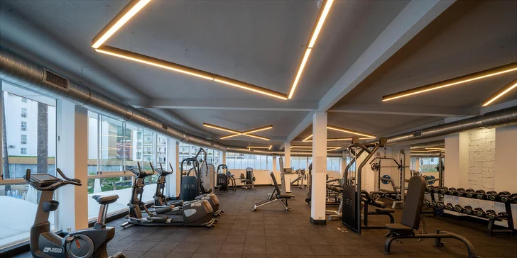 Milovníci sportu ocení skvěle vybavené fitness centrum, lekce jógy, aerobiku, vodní gymnastiky či zápasy ve vodním pólu.