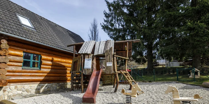 Děti se zabaví na hřišti. Nebo v dětské koutku.