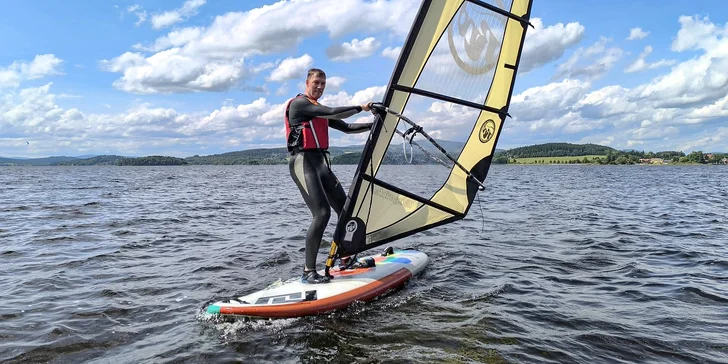 Během 60min. lekce s profesionálním instruktorem z Windspot Lipno se naučíte ovládat windsurfingový plovák i plachtu.