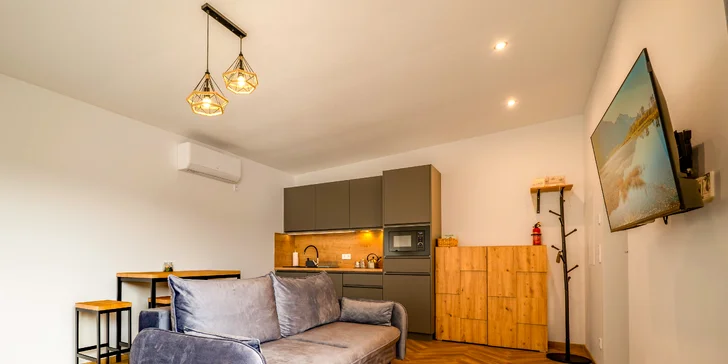 V Tiny House nájdete aj rozkladaciu pohovku, na ktorej sa v prípade potreby vyspia ďalší dvaja členovia výpravy.