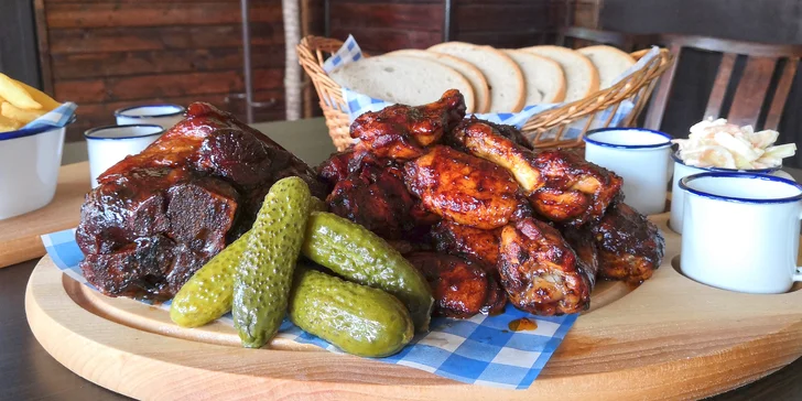 1 kg zauzeného vepřového kolene i buffalo wings křidýlek a spousta příloh