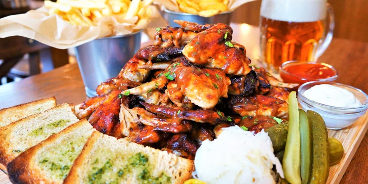 10, 20 nebo 30 pečených BBQ křidýlek, zelenina a příloha i dip podle výběru