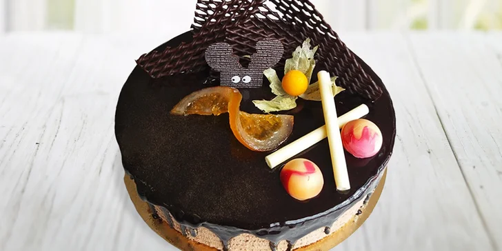 Sladké semifreddo dorty: čokoládový, karamelový, jahodový a lískový oříšek