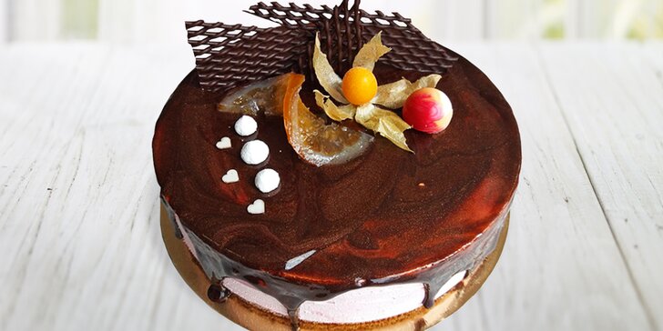 Sladké semifreddo dorty: čokoládový, karamelový, jahodový a lískový oříšek