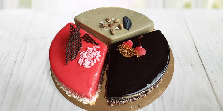 Sladké semifreddo dorty: čokoládový, karamelový, jahodový a lískový oříšek