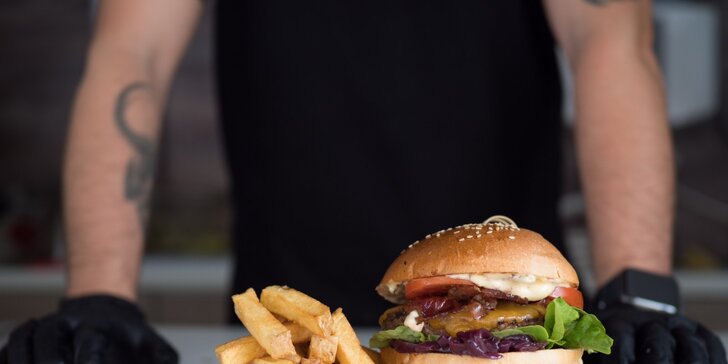 Burgerové menu s hranolky a domácí limonáda ve foodtrucku blízko Synkáče