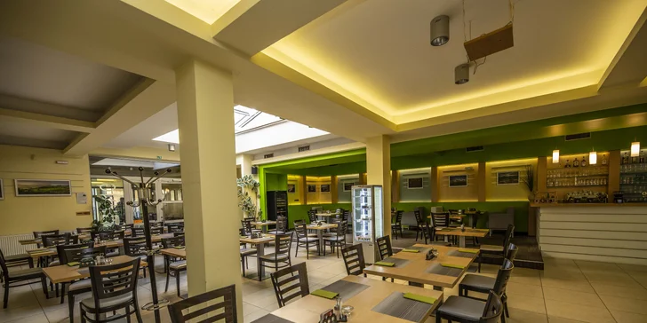 Snídaně je podle obsazenosti hotelu bufetová nebo servírovaná.