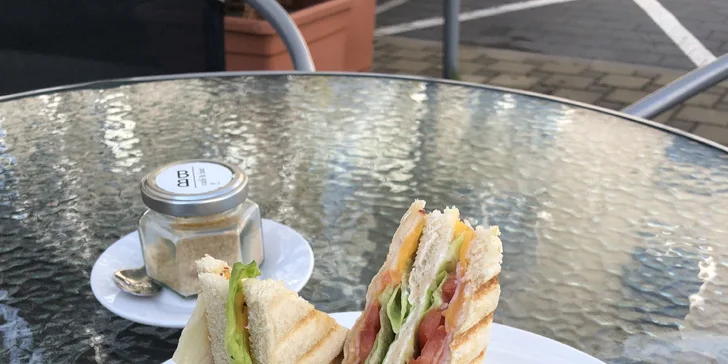 Ledová káva i domácí sendvič dle výběru: kuřecí, vegetariánský i club