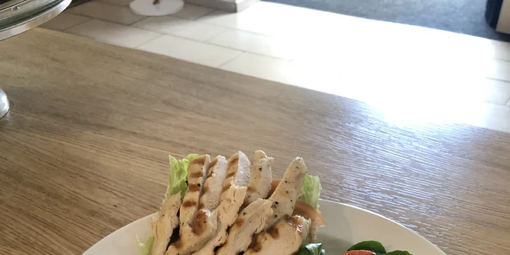 Ledová káva i domácí sendvič dle výběru: kuřecí, vegetariánský i club