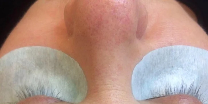 Dokonalé řasy: Prodlužování řas metodou řasa na řasu nebo volume lashes
