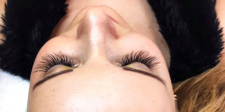 Dokonalé řasy: Prodlužování řas metodou řasa na řasu nebo volume lashes