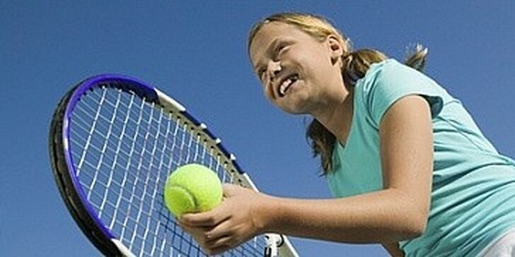 1800 Kč za týdenní intenzivní kurz tenisu pro děti