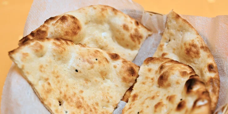 Butter chicken s rýží či naanem, k tomu lassi nebo mangový džus pro 1 i 2 osoby