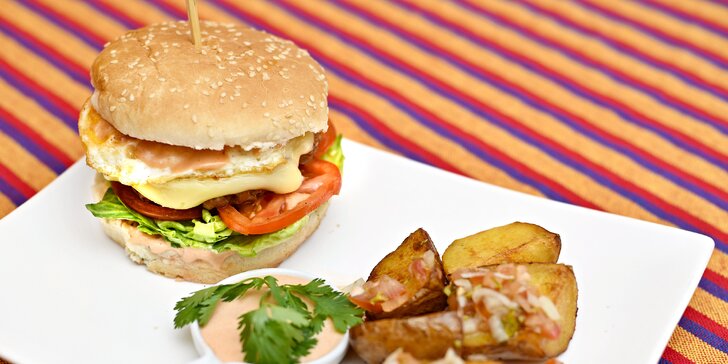 Burger z vepřového a brambory v latinsko-americké restauraci pro 1 i 2 osoby
