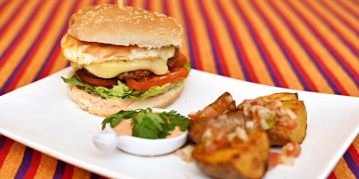 Burger z vepřového a brambory v latinsko-americké restauraci pro 1 i 2 osoby