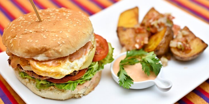 Burger z vepřového a brambory v latinsko-americké restauraci pro 1 nebo 2 osoby