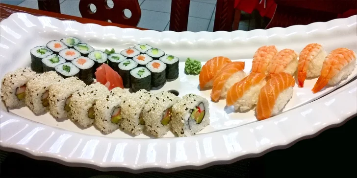 Pestré sushi sety i s polévkou podle výběru: 24 nebo 34 kousků