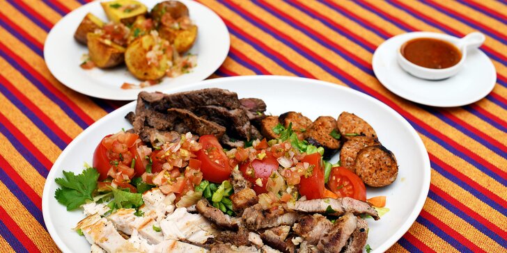 Latinská Amerika na talíři: mix 3 steaků, chorizo a víno v restauraci El Arriero