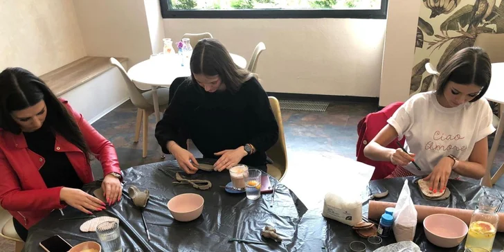 Workshop keramiky v Café Chloé: hrnky, šálky, podšálky, talířky i šperkovnice