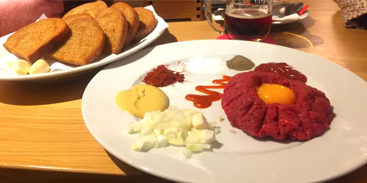 Maso je z jemně mleté hovězí roštěné. 