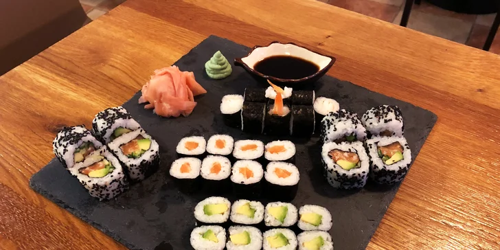 24–50 ks sushi i miso polévky a závitky: rolky s lososem, avokádem i krabem