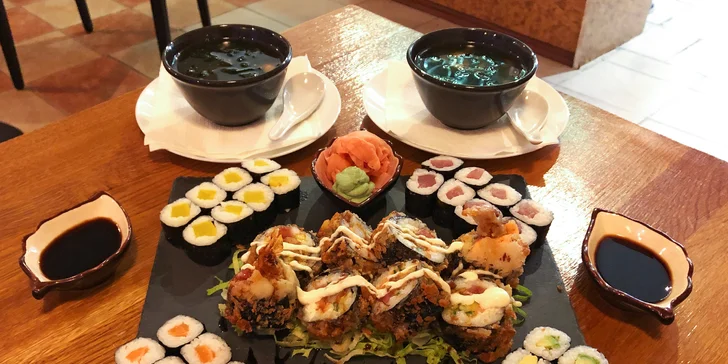 24–50 ks sushi i miso polévky a závitky: rolky s lososem, avokádem i krabem