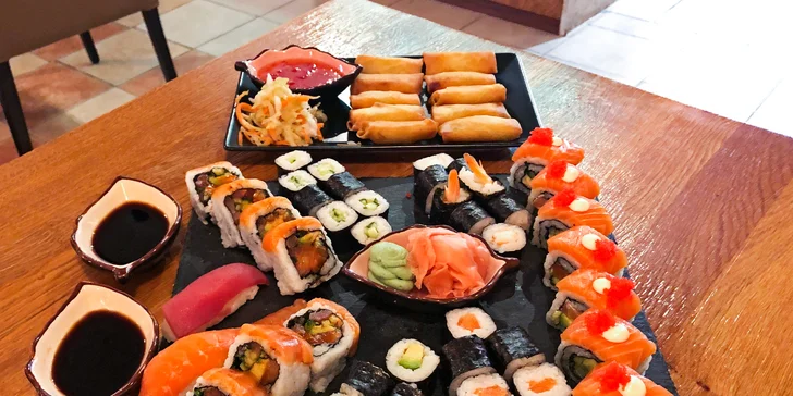 24–50 ks sushi i miso polévky a závitky: rolky s lososem, avokádem i krabem