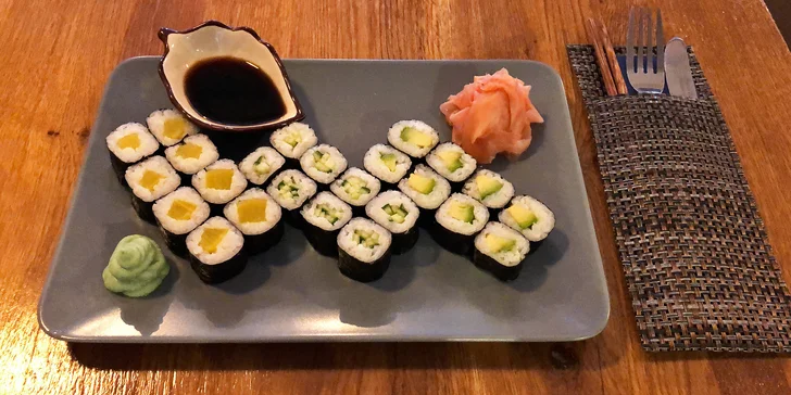 24–50 ks sushi i miso polévky a závitky: rolky s lososem, avokádem i krabem