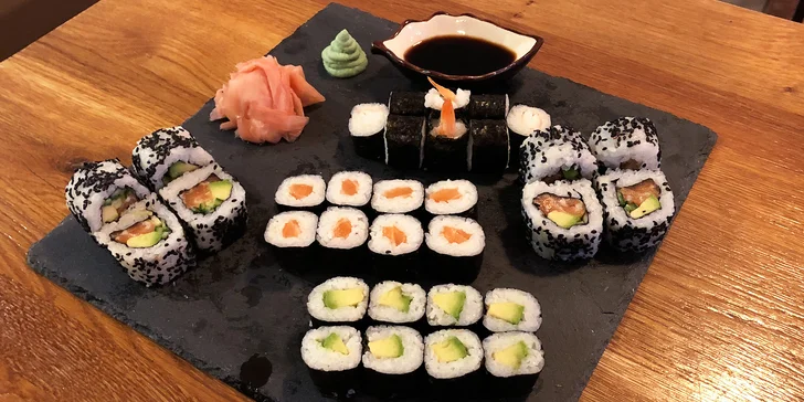 24–50 ks sushi i miso polévky a závitky: rolky s lososem, avokádem i krabem
