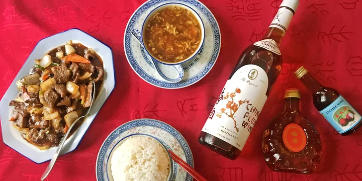 Pestré asijské menu pro 1–4 osoby: závitky, salát, kung-pao i smažené ovoce