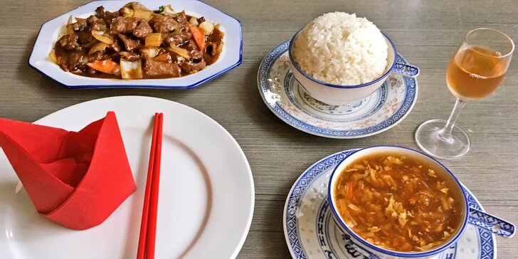 Pestré asijské menu pro 1–4 osoby: závitky, salát, kung-pao i smažené ovoce