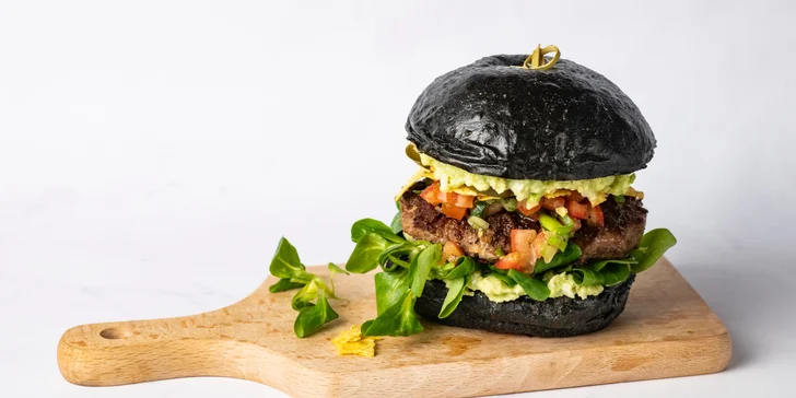 Burgerové menu s hranolky a domácí limonáda ve foodtrucku blízko Synkáče