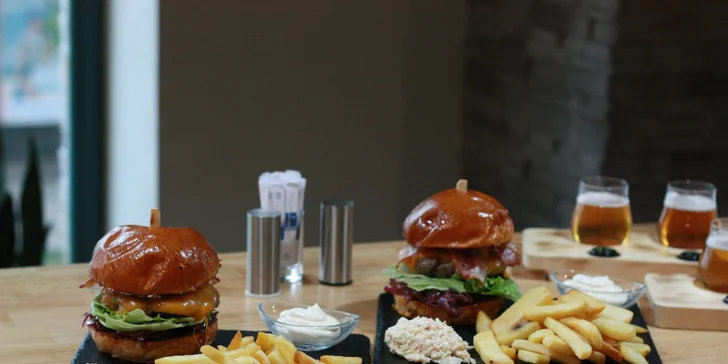 Hovězí burger, hranolky, coleslaw a degustační sada piv až pro 4 os.