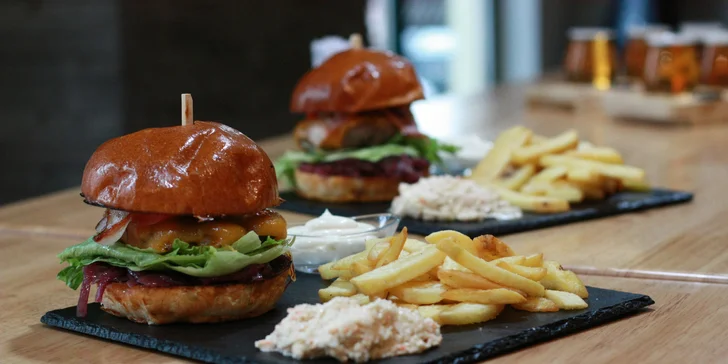 Hovězí burger, hranolky, coleslaw a degustační sada piv až pro 4 os.