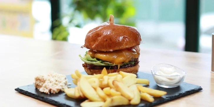 Hovězí burger, hranolky, coleslaw a degustační sada piv až pro 4 os.