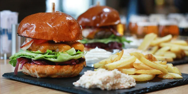 Hovězí burger, hranolky, coleslaw a degustační sada piv až pro 4 os.
