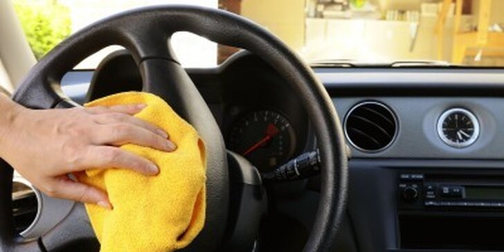 Důkladná péče pro vaše auto: čištění interiéru s tepováním a ruční mytí