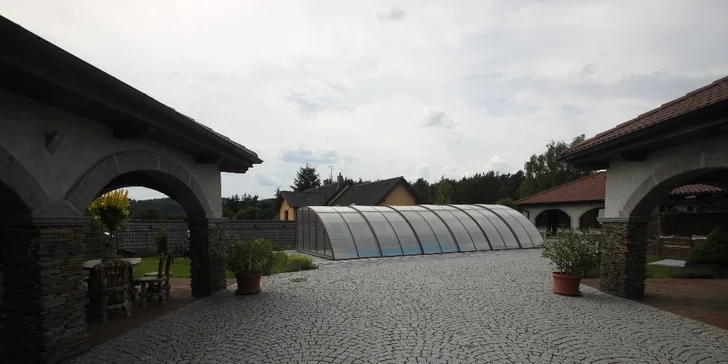 Pobyt na ranči ve stylu Provence: moderní apartmán s kuchyňkou a bazén