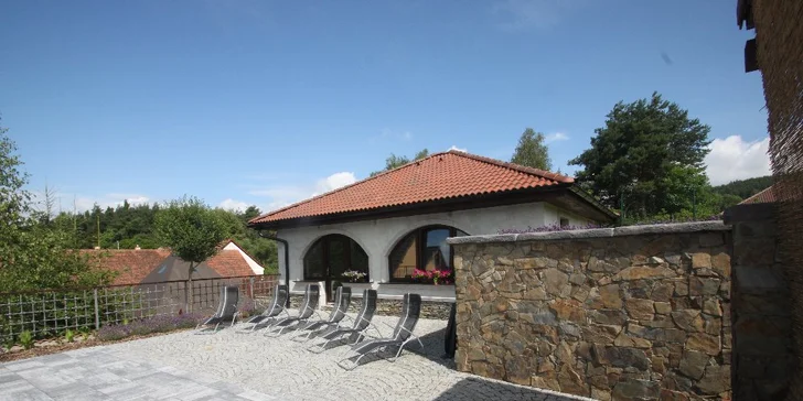 Pobyt na ranči ve stylu Provence: moderní apartmán s kuchyňkou a bazén