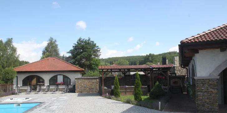 Pobyt na ranči ve stylu Provence: moderní apartmán s kuchyňkou a bazén