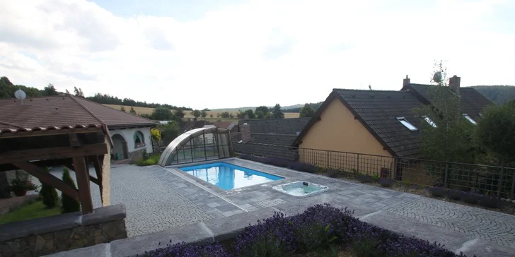 Pobyt na ranči ve stylu Provence: moderní apartmán s kuchyňkou a bazén